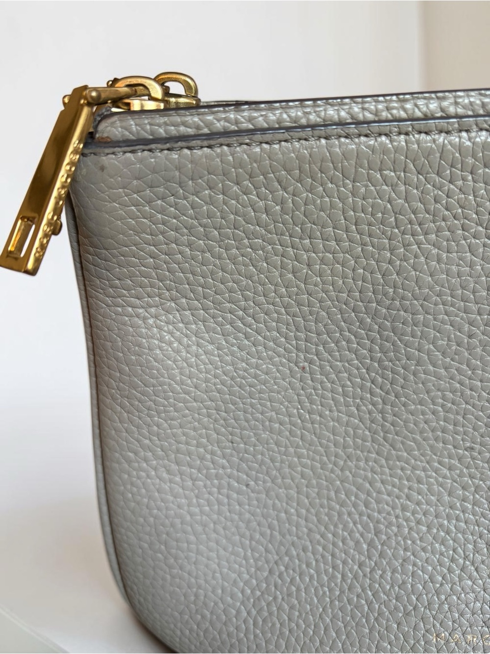 Marc Jacob Pebbled Crossbody Bag in Light Gray and bracelet - Picture 4 of 8